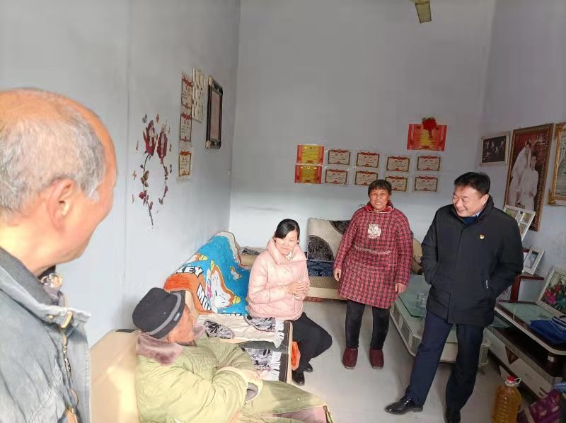 心系乡亲们  春节送温暖