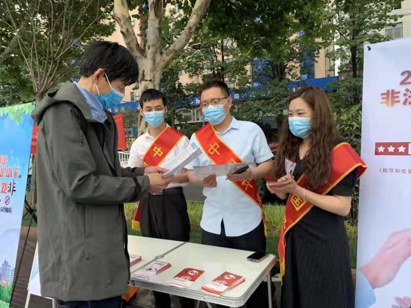 为了巩固周口创文创卫工作成果，弘扬“奉献、有爱、互助、进步”的志愿者服务精神，营造清洁、舒适的卫生环境，2021年6月9日，新华保险周口中支志愿者开展“清垃圾、倡文明、促环保”卫生清扫活动，从身边小事做起，以实际行动共建生态文明家园。 活动当天，在36度高温下，志愿者从公司沿途到滨河公园，手执垃圾袋、垃圾钳、扫帚、拉圾