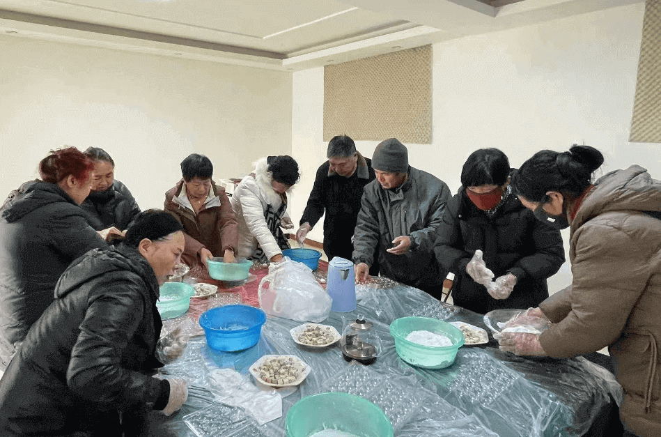大家人寿周口中支开展“巧手包元宵，共享团圆乐”客户活动