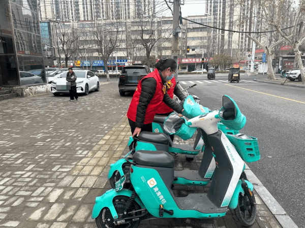 阳光财险周口中支组织开展“学习雷锋好 榜样，文明创建我先行”志愿服务活动