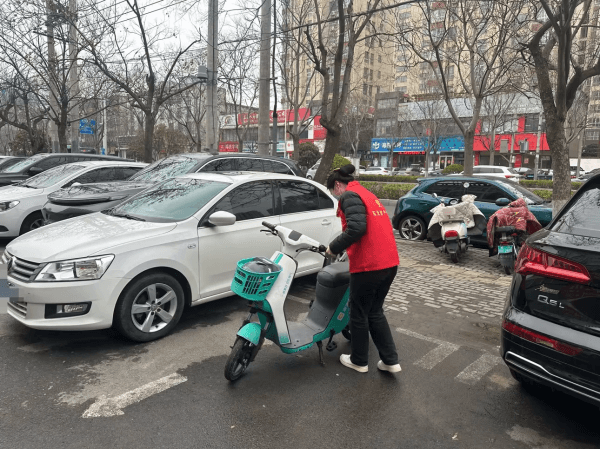 阳光财险周口中支组织开展“学习雷锋好 榜样，文明创建我先行”志愿服务活动