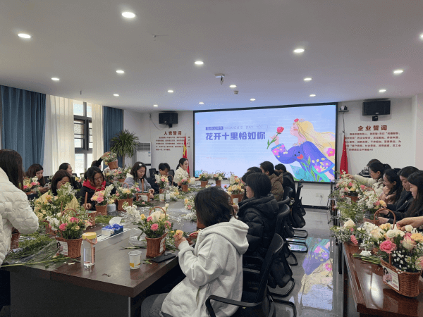 中原农险周口市分公司举行“以花之名，绽放你的美”“三八”女神节活动