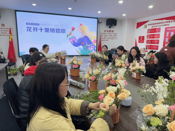 中原农险周口市分公司举行“以花之名，绽放你的美”“三八”女神节活动