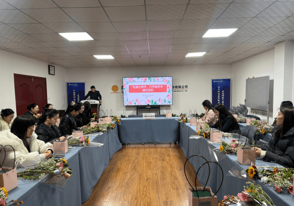 阳光财险周口中支组织开展“花漾女神节，巧手绽芳华”主题插花活动