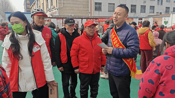 新华保险周口中支开展金融知识 进社区活动