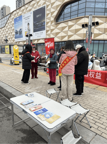 中华财险周口中支走进万达广场，积极开展“3.15”宣传活动