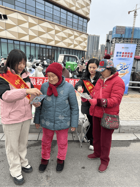 中华财险周口中支走进万达广场，积极开展“3.15”宣传活动
