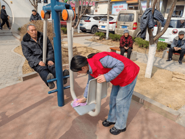 新华保险周口中支开展 公共健身器材清洁志愿服务活动