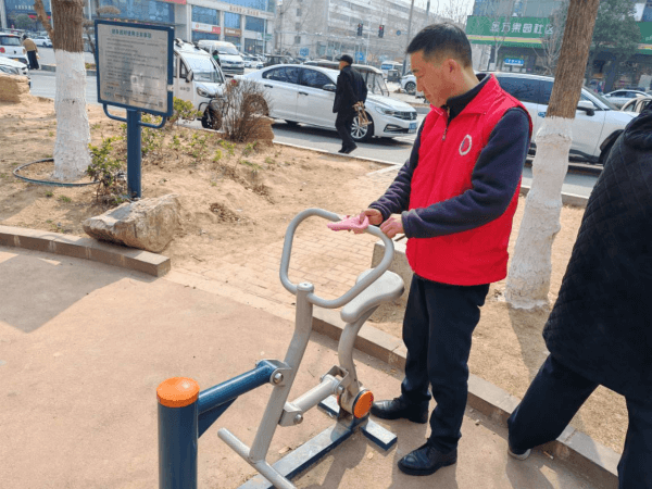 新华保险周口中支开展 公共健身器材清洁志愿服务活动