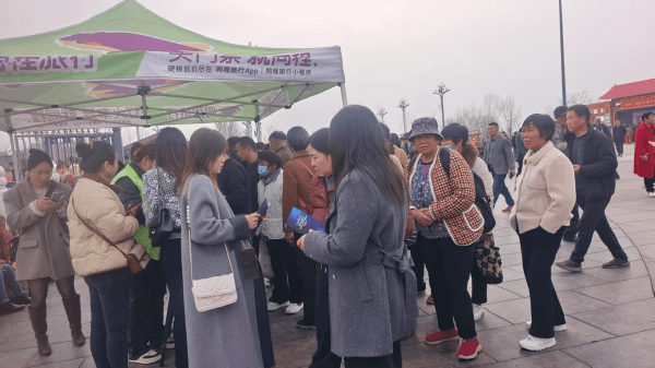 中汇人寿周口中支开展“保障金融权益  助力美好生活”宣传进庙会活动