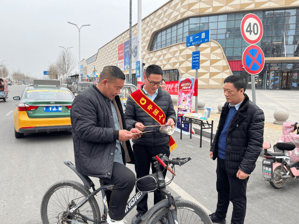 中国人寿财险周口中支开展消费者权益保护教育宣传活动---3.15“进商圈”篇