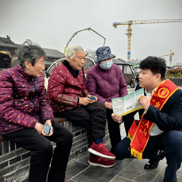 农银人寿周口中支：“3.15”宣传进广场