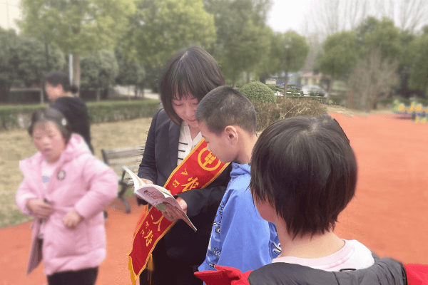 农银人寿周口中支：传递金融“温度” 关爱“幼苗”成长