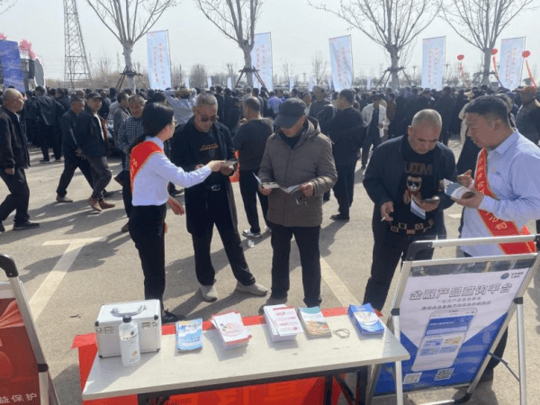 华农保险西华支公司积极开展 桃花节反洗钱宣传活动