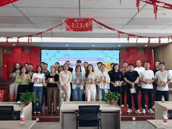 中国太保产险周口中支举办客户生日会