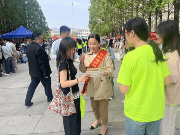 华安保险周口中心支公司进校园开展反洗钱宣传暨反洗钱答题活动