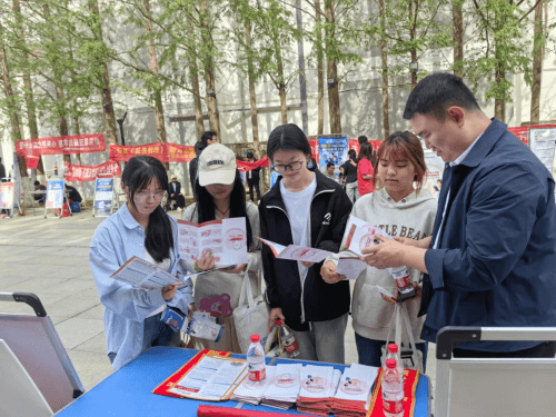 人保财险周口市分公司开展反洗钱知识进校园活动