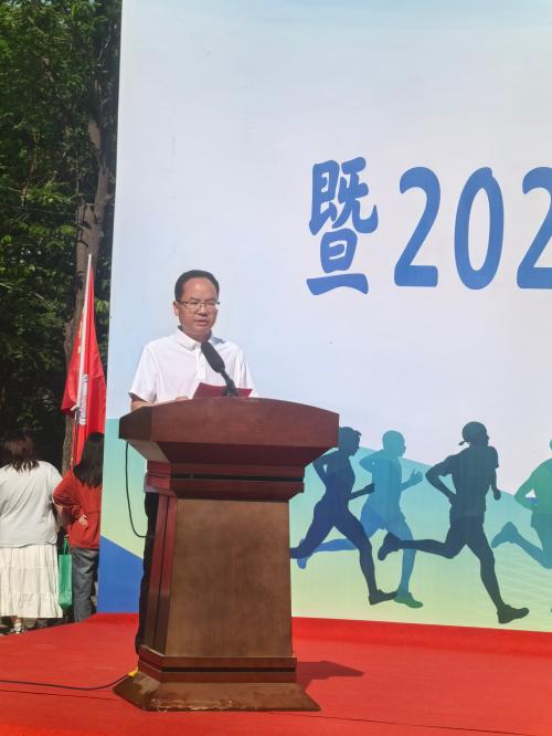 中原农险周口市分公司总经理管爱党应邀参加“迎五四·燃青春”暨2025年“豫你同行 万步有约”青春跑活动